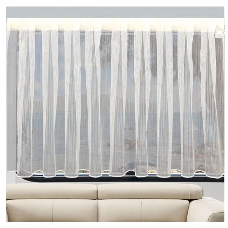 Transparenter Wohnwagen-Store Mailin in Weiß mit dezenter Längsstruktur an einem Caravan-Fenster über einem beigefarbenen Sofa, lichtdurchlässig mit Blick auf Wasser und blauen Himmel.