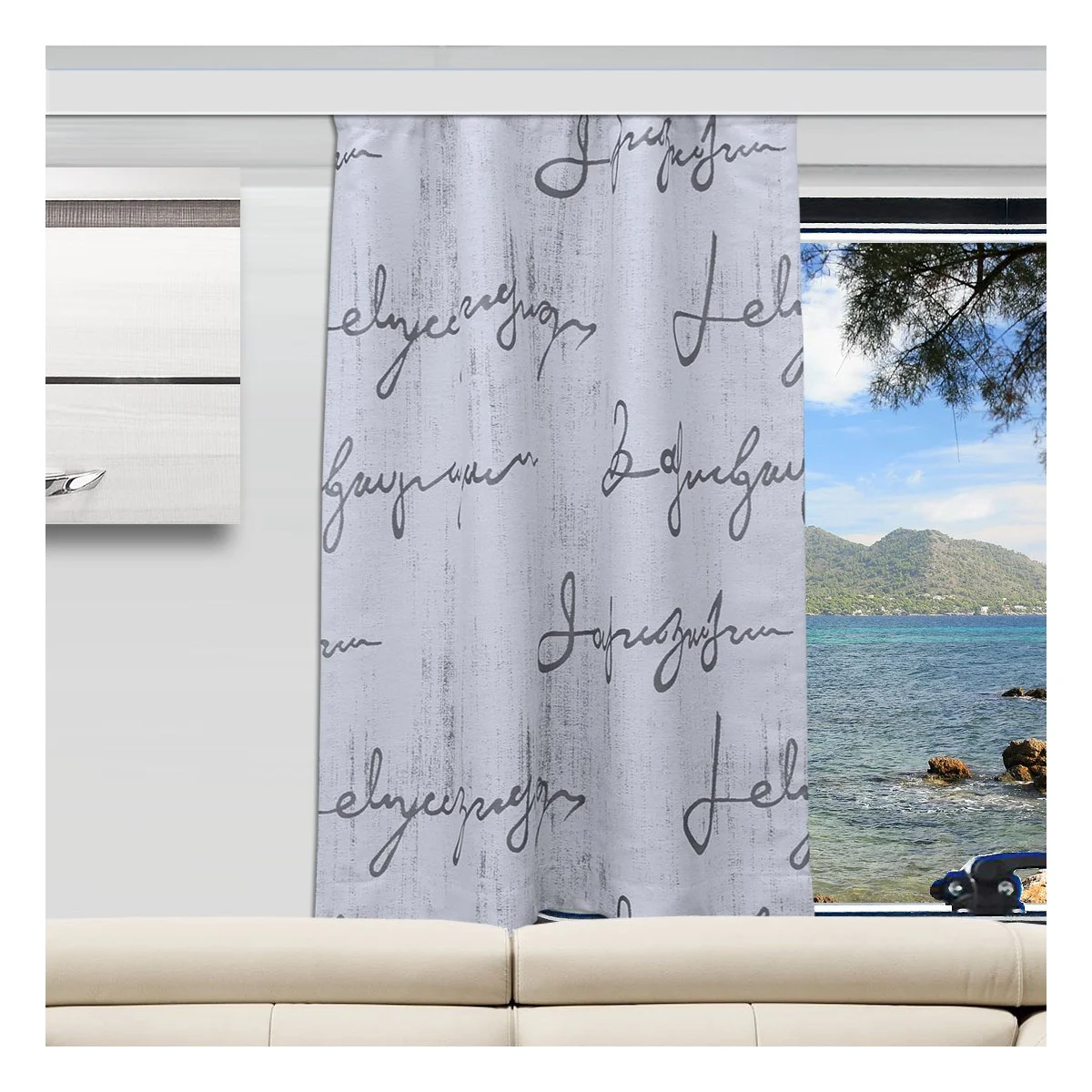 In einem modernen Wohnzimmer steht ein weißes Sofa vor einem Fenster. Ein Vorhangpaneel zeigt ein weißes und graues Holzmaserungsmuster mit schwarzem kursivem Text. Der Blick nach draußen umfasst das Meer, Berge, Bäume und einen Himmel mit vereinzelten Wolken.