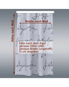 Ein weißer Duschvorhang mit schwarzer kursiver Schrift hängt an einer Stange. Rote Pfeile weisen auf die mit Breite und Höhe bezeichneten Maße hin. Der deutsche Begleittext fordert die Käufer auf, nach dem Kauf die genaue, nicht zusammengefasste Breite und Höhe in Zentimetern anzugeben.