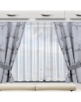 Ein großes Fenster wird von weißen Vorhängen und zwei grauen Vorhängen mit schwarzer Schreibschrift verdeckt, die auf beiden Seiten zurückgebunden sind. Über dem Fenster sind weiße Schränke mit Metallgriffen angebracht. Vor dem Fenster befindet sich eine weiße gepolsterte Bank.