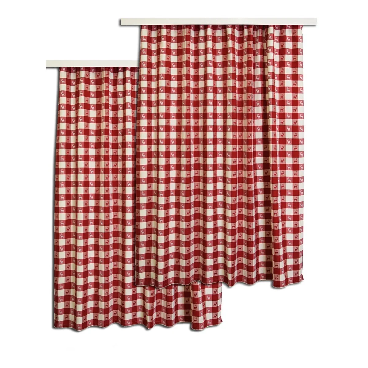 Zwei rot-weiß karierte Vorhänge mit abwechselnden Quadraten und einem kleinen Blumenmotiv in der Mitte hängen an weißen Stangen. Ein Vorhang ist länger und breiter als der andere. Beide sind am oberen Ende gerafft.
