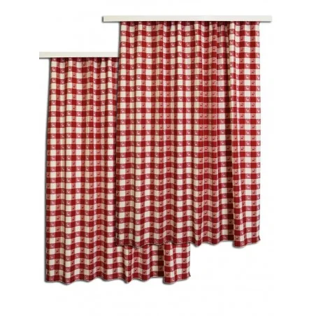 Zwei rot-weiß karierte Vorhänge mit abwechselnden Quadraten und einem kleinen Blumenmotiv in der Mitte hängen an weißen Stangen. Ein Vorhang ist länger und breiter als der andere. Beide sind am oberen Ende gerafft.
