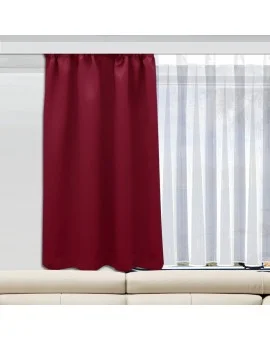 Ein teilweise aufgezogener weinroter Vorhang hängt neben weißen Vorhängen an einem Fenster und lässt natürliches Licht herein. Unter dem Fenster ist ein beiges Sofa platziert. Der Bereich zeichnet sich durch ein modernes Design mit klaren Linien und einer neutralen Farbpalette aus.
