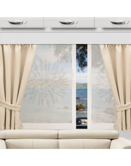 Ein beigefarbenes Sofa steht vor einem Fenster, das von cremefarbenen Vorhängen eingerahmt wird, die an den Seiten zugezogen sind. Durch das Fenster sind ein Gewässer, ein felsiges Ufer und Bäume zu sehen. Oberhalb des Fensters befinden sich dekorative Schränke mit silbernen Griffen.