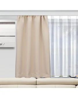 Ein beigefarbener, blickdichter Vorhang ist auf der linken Seite eines Fensters angebracht und überlappt teilweise die weißen, durchsichtigen Vorhänge. Das Fenster befindet sich über einem hellen Sofa.