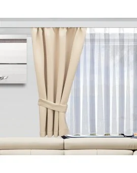 Ein beiger Vorhang, der von einem passenden Raffhalter gehalten wird, gibt den Blick auf einen dahinter liegenden weißen Vorhang frei. Das Fenster befindet sich über einem hellen Sofa. Ein moderner Hängeschrank ist teilweise auf der linken Seite zu sehen. Der Raum ist hell und minimalistisch gestaltet.