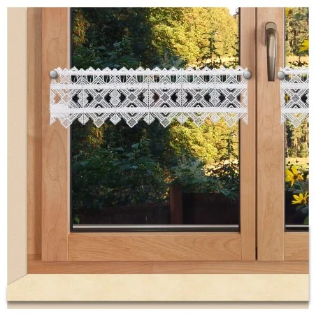 Feenhaus-Spitzengardine Leni Plauener Spitze am Fenster