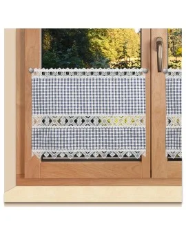 Scheibengardine Leni blau kariert mit Plauener Spitze am Fenster
