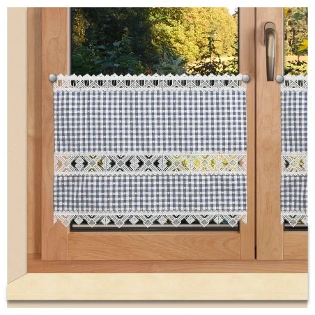Scheibengardine Leni blau kariert mit Plauener Spitze am Fenster