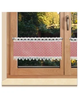Scheibengardine Leni rot kariert mit Plauener Spitze am Fenster