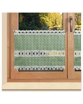 Scheibengardine Leni grün kariert mit Plauener Spitze am Fenster
