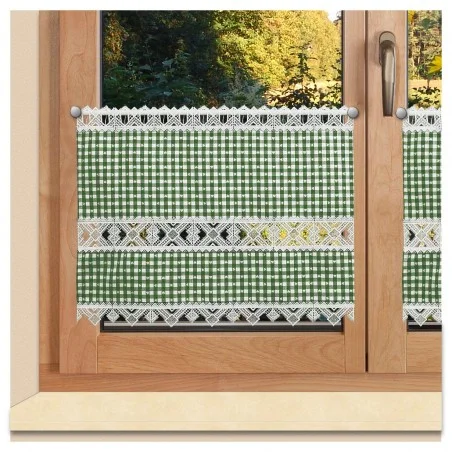 Scheibengardine Leni grün kariert mit Plauener Spitze am Fenster