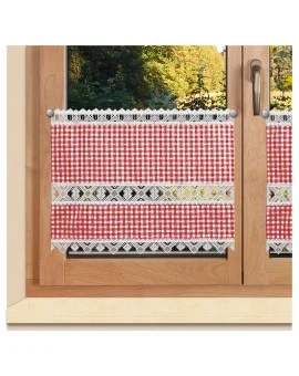 Scheibengardine Leni rot kariert mit Plauener Spitze am Fenster