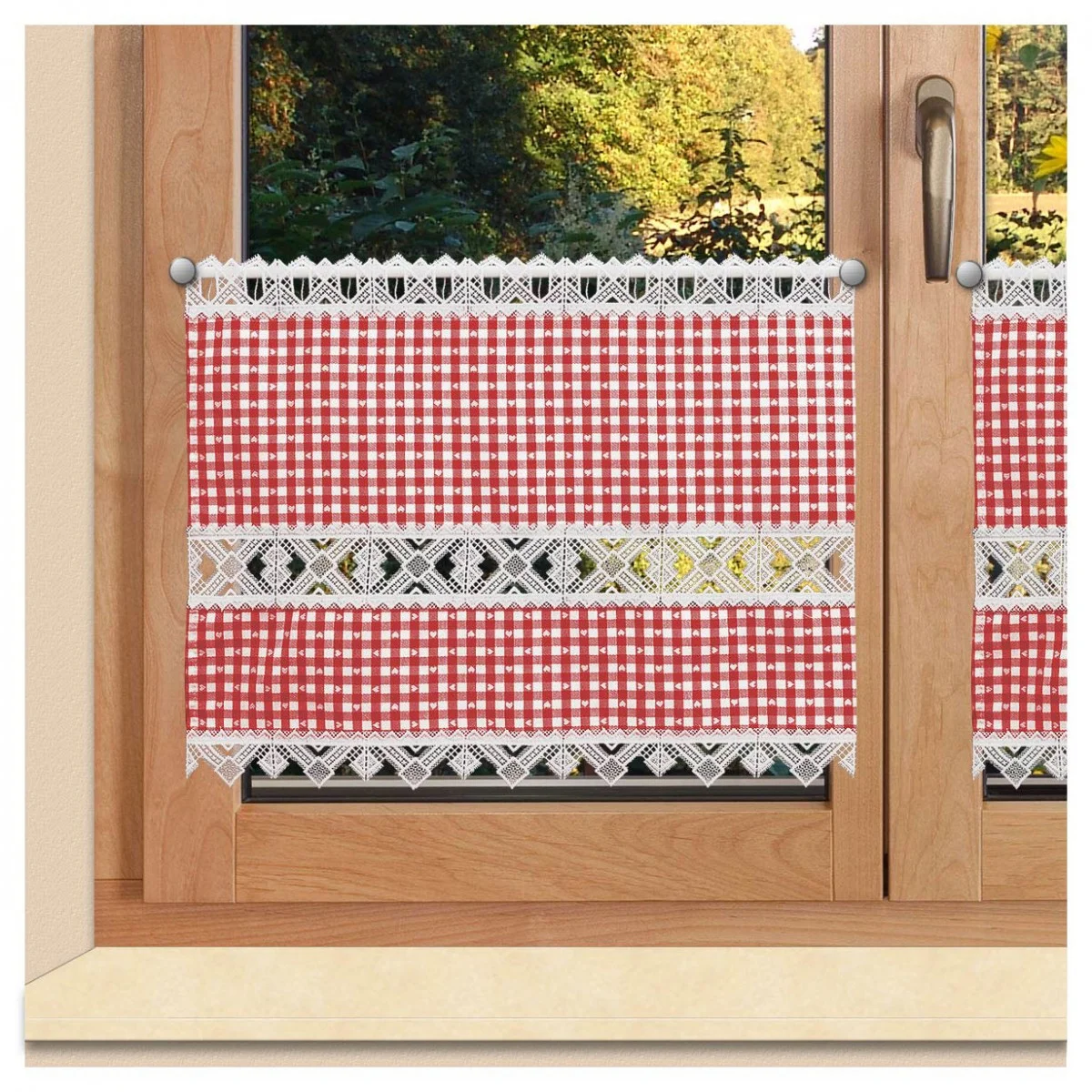 Scheibengardine Leni rot kariert mit Plauener Spitze am Fenster
