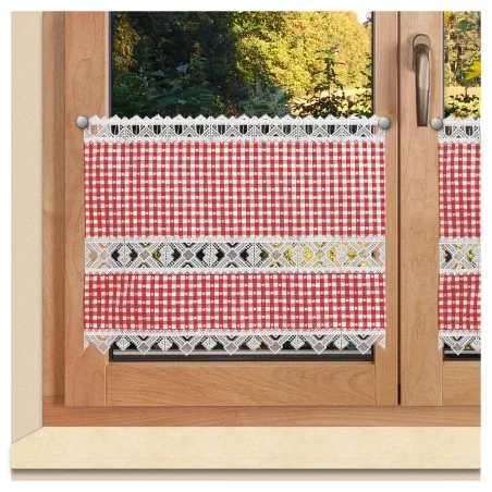 Scheibengardine Leni rot kariert mit Plauener Spitze am Fenster
