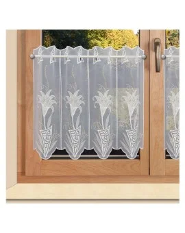 Stickerei-Scheibengardine Lilie Plauener Spitze an einem Fenster