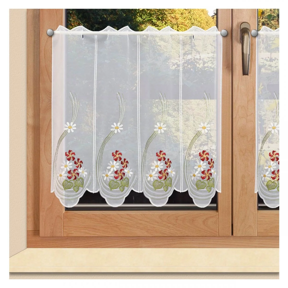 Bestickte Scheibengardine Florence Plauener Spitze am Fenster