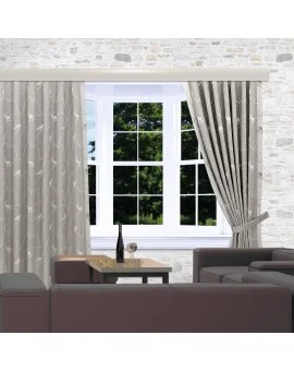Landhaus-Dekoschals Breno mit Steinbock grau am Fenster