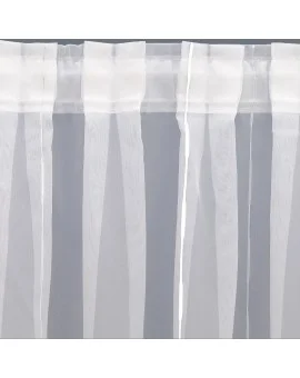Nahaufnahme eines weißen Vorhangs mit vertikalen Streifen, die in gleichmäßigen Falten angeordnet sind. Der lichtdurchlässige Stoff lässt das Licht durchscheinen. Die Vorhänge sind oben mit einer Stangentasche gerafft, vor einem Hintergrund aus einer hellgrauen Wand.