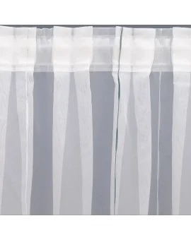 Weiße Gardinen mit abwechselnden vertikalen transparenten und blickdichten Streifen, die gleichmäßig aufgehängt sind. Das Oberteil ist mit einer Tasche für eine Gardinenstange versehen. Das Licht dringt durch den Stoff und erzeugt einen weichen, diffusen Effekt vor einem einfarbigen grauen Hintergrund.
