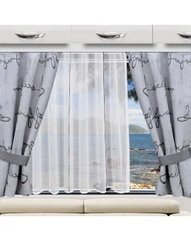 Ein Fenster mit durchsichtigen weißen Vorhängen in der Mitte und grauen Vorhängen an den Seiten mit schwarzer kursiver Schrift. Draußen ist ein Meer mit Bergen zu sehen. Das Fenster wird oben von einem weißen Schrank und unten von einem beigen Kissen eingerahmt.