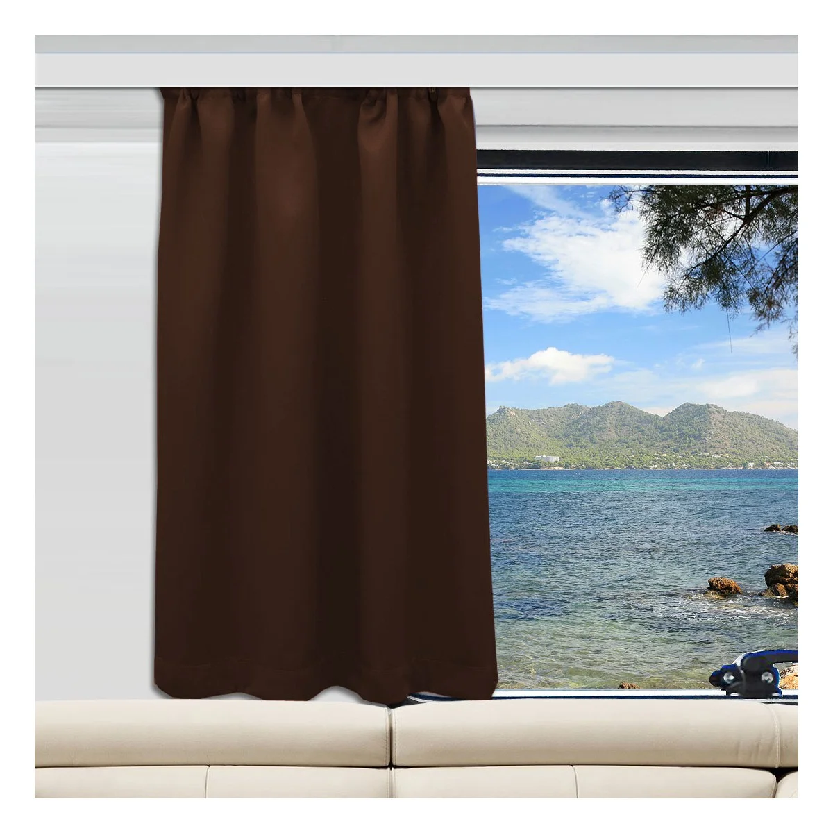 Ein brauner Vorhang ist an einem Fenster, das sich über einem beigen Sofa befindet, teilweise geöffnet. Das Fenster gibt den Blick auf ein blaues Meer, eine felsige Küste, grüne Berge in der Ferne und einen teilweise bewölkten Himmel frei. Von der rechten Seite ragt ein Baumast in die Szene hinein.