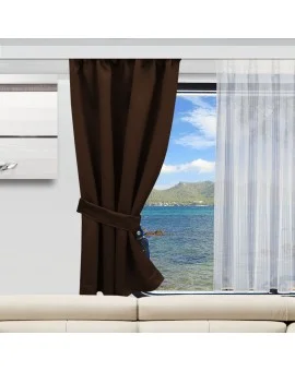Ein brauner Vorhang, der an einer Seite zugebunden ist, ist teilweise über ein Fenster gezogen, das an einen weißen Vorhang grenzt. Außerhalb des Fensters erscheinen blaues Wasser und grüne Hügel unter einem teilweise bewölkten Himmel. Im Vordergrund steht eine beigefarbene Couch.