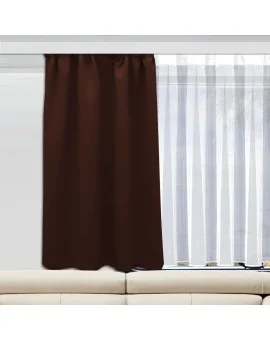 An einem Fenster befinden sich zwei Vorhänge: ein dunkelbrauner Vollvorhang auf der linken Seite und ein durchsichtiger weißer Vorhang auf der rechten Seite. Beide Vorhänge sind über einem beigen Sofa aufgehängt. Das natürliche Licht fällt durch den weißen Vorhang und beleuchtet den Raum sanft.