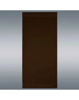 Eine rechteckige, dunkelbraune Paneele hängt flach vor einem grauen Hintergrund mit Farbverlauf. Die Paneele hat glatte Kanten und ist einfarbig, ohne sichtbare Muster oder Logos.