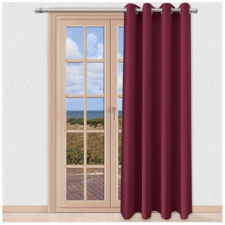 Verdunklungs-Vorhang Mattis weinrot Ösenschal Sunout Fertiggardine an einem Terrassenfenster