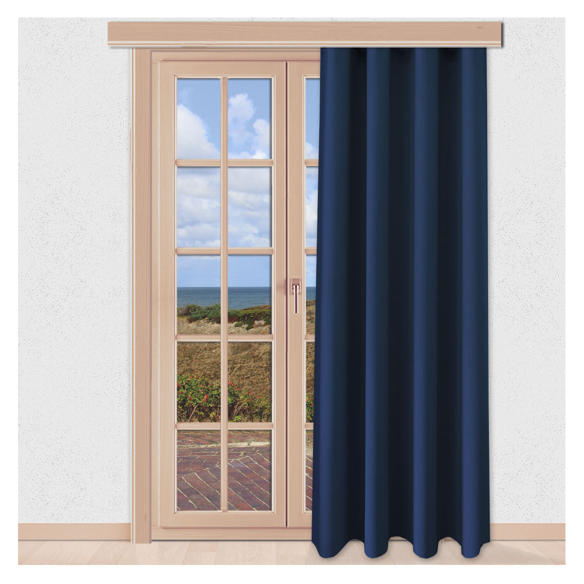 Verdunklungs-Vorhang Mattis Blau mit Reihband Sunout Fertiggardine an einem bodentiefen Fenster