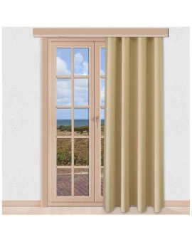 Verdunklungs-Vorhang Mattis Beige mit Reihband Sunout Fertiggardine an einem Terrassenfenster mit maritimen Ausblic auf ein Meer