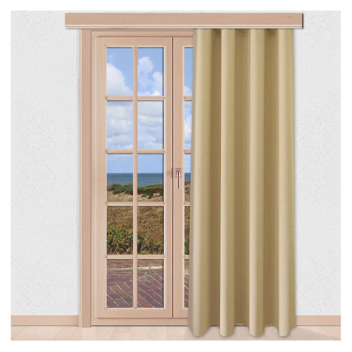 Verdunklungs-Vorhang Mattis Beige mit Reihband Sunout Fertiggardine an einem Terrassenfenster mit maritimen Ausblic auf ein Meer
