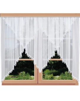 Blumenfenstergardine Juliana mit Plauener Spitze an einem Fenster