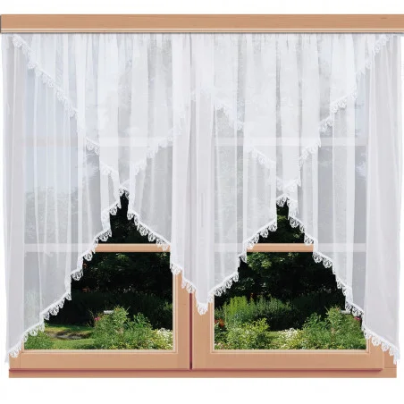 Blumenfenstergardine Juliana mit Plauener Spitze an einem Fenster