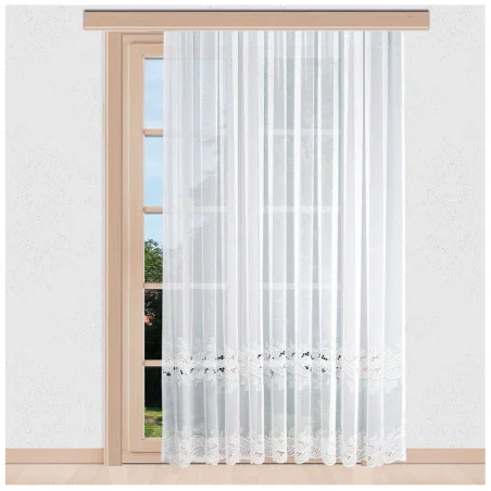 Langstore Emilia mit Plauener Spitze in weiß Dekobeispiel am Fenster