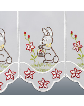 Scheibengardine Osterhase mit Körbchen und Blumen Plauener Spitze Detailansicht Stickerei
