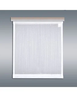 Ein weißer Rollladen mit hellgrauem Oberrahmen wird an einer glatten grauen Wand montiert. Das halbtransparente Leinwandmaterial wird an allen Seiten von einem dünnen Rahmen eingefasst. Das Design zeichnet sich durch klare Linien und minimale Details aus, wodurch ein modernes Erscheinungsbild entsteht.