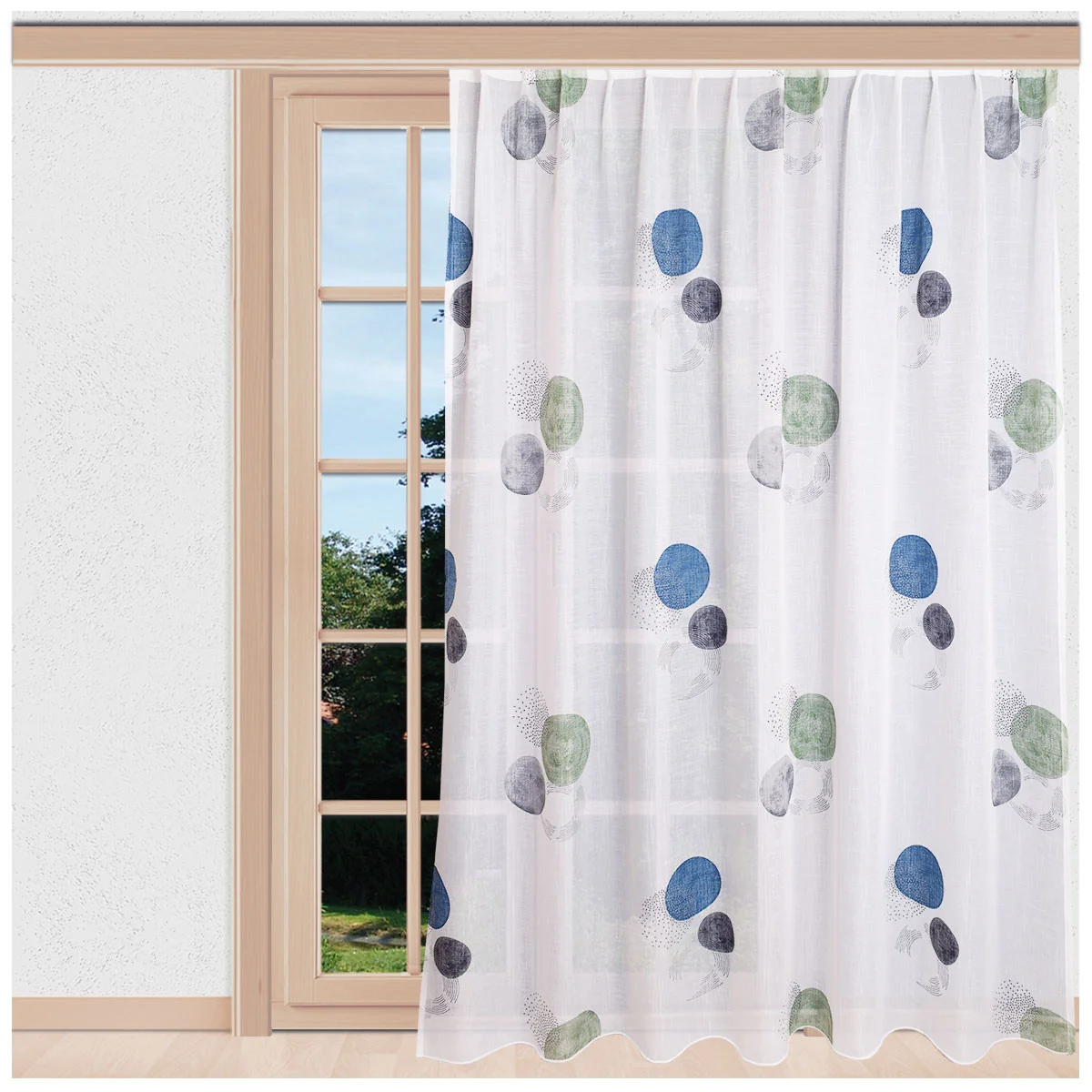 Fertigstore Matou in blau-grün am Fenster dekoriert