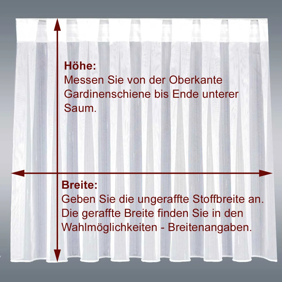 Ein durchsichtiger weißer Vorhang mit Flachfaltenband hängt vor einem grauen Hintergrund. Zwei rote Doppelpfeile zeigen Höhe und Breite an, während ein deutscher Text erklärt, wie man für die perfekte Passform misst - ideal für Ihre Reisemobil- oder Caravan-Store-Ausbauten.