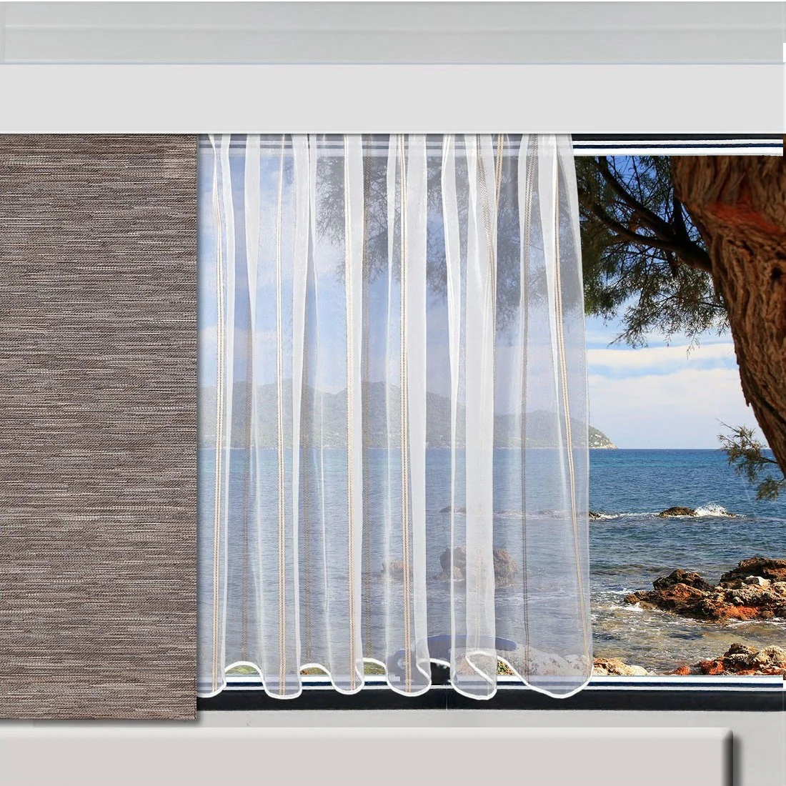 Caravan-Store Juna mit Dekopaneele an einem Wohnwagenfenster